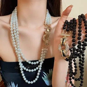 Vista dettagliata della collana di perle a più fili con una grande chiusura con strass