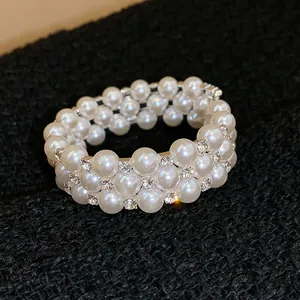 Nahaufnahme des zweilagigen Perlenarmbands mit eleganten funkelnden Strasssteinen
