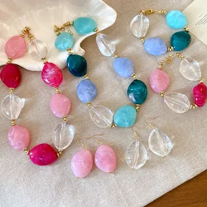 Primo piano di un set di gioielli colorati in acrilico marmorizzato con orecchini
