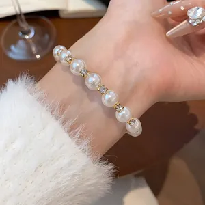 Exquisite Detailansicht eines Armbands mit weißen Perlen und glitzernden Strasssteinen