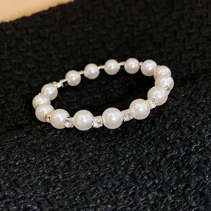 Nahaufnahme eines eleganten Perlenarmbands mit Kristallakzenten auf schwarzem Stoff