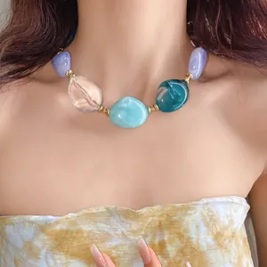Primo piano dettagliato di una collana in resina acrilica marmorizzata su modella