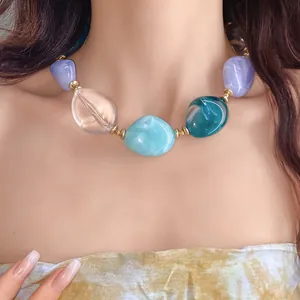 Primo piano dettagliato della collana con perle di acrilico marmorizzato su modella