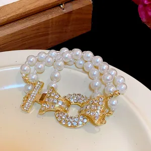 Primo piano di elegante collana di perle a due fili con chiusura a fibbia di cristallo