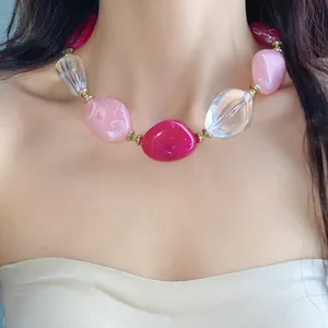 Collana in acrilico con grandi perle ovali rosa e trasparenti stile dopamina.