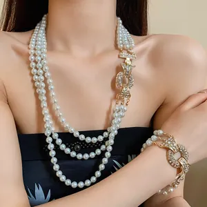 Primo piano del set collana e bracciale di perle multistrato con accenti di strass.