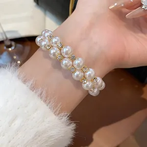 Detailansicht eines eleganten zweilagigen Perlenarmbands mit glitzernden Strasssteinen