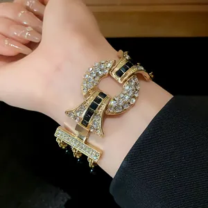 Dettaglio bracciale di lusso francese dorato con strass scintillanti e accenti neri