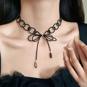 Collana con Pendente a Fiocco in Stile Scuro Girocollo a Goccia in Vetro e Acrilico con Perline Nere per Donna