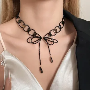 Girocollo elegante con perline nere, fiocco e pendenti a goccia per donna.