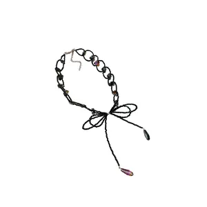 Elegante collana girocollo nera con ciondolo a fiocco e gocce pendenti in stile dark.
