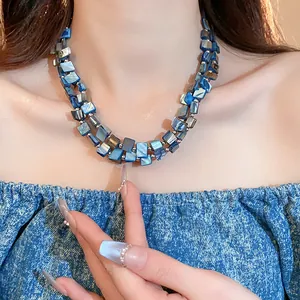 Dettaglio di una collana vintage a doppio strato con perle di conchiglia blu.