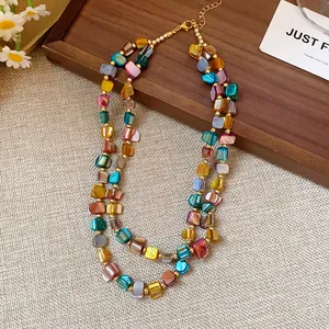 Elegante collana vintage a doppio strato con perle di conchiglia colorate irregolari