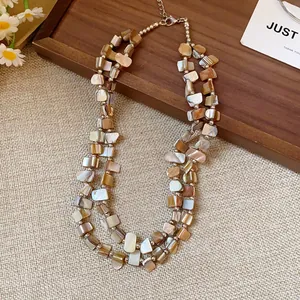 Dettaglio di una collana vintage a due fili con perle di conchiglia irregolari e iridescenti