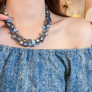 Dettaglio collana vintage a due strati con perle di conchiglia blu dalla forma irregolare