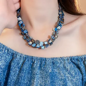 Primo piano di collana vintage a due strati con perle di conchiglia blu su modella
