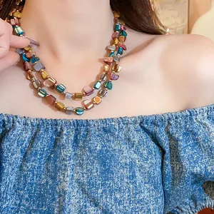 Dettaglio ravvicinato di una collana vintage a due strati di perline in conchiglia