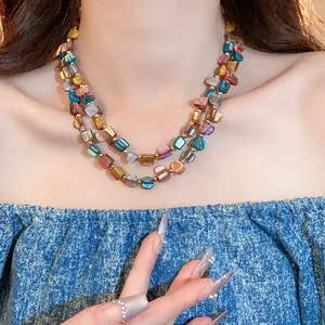Dettaglio della collana di perle di conchiglia a doppio strato con pietre colorate