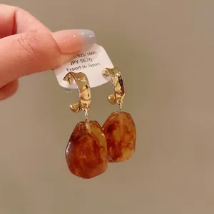 Vintage Irregular Pleated Amber Resin Drop Earrings Maillard Style Gold Alloy Hoop Earrings For Women Retro Fashion Jewelry