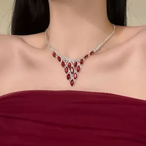 Détail d'un collier de style cour royale orné de pierres marquises rouges et de strass