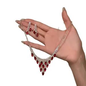 Ensemble de bijoux de style royal avec cristaux rouges en forme de goutte et strass