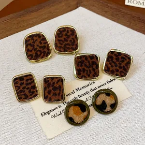Orecchini a Bottone Geometrici Vintage con Stampa Leopardata per Donna in Lega e Tessuto Stile Maillard con Perno in Argento Sterling 925 Oro Verde