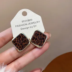 Dettaglio ravvicinato di orecchini quadrati leopardati con perni in argento S925 anallerg.