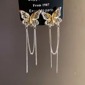 Eleganti orecchini a clip a farfalla placcati oro 18k con delicate lunghe catene a nappa