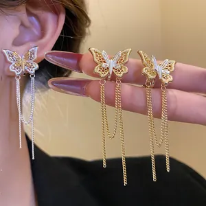 Dettaglio dei clip per orecchie a farfalla placcati in oro 18k con nappe eleganti.