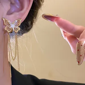 Dettaglio ravvicinato di orecchino a clip a farfalla placcato oro 18k per orecchie senza buchi