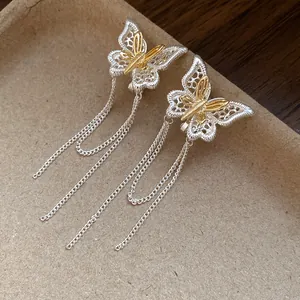Eleganti orecchini a clip a forma di farfalla con placcatura in oro 18k e nappe.