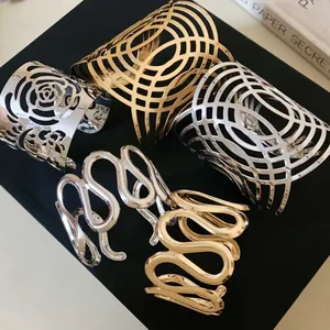 Edel Metall Offener Armreif Für Damen Mode Geometrisch Hohl Blume Rose S-Form Wellen Design Verstellbar Gold Silber Galvanisiert Schmuck Geschenk