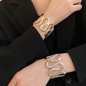 Set aus vergoldeten und versilberten wellenförmigen Manschettenarmbändern für Damen