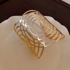 Eleganter goldener geometrischer ausgehöhlter Metall-Armreif mit offenem Design