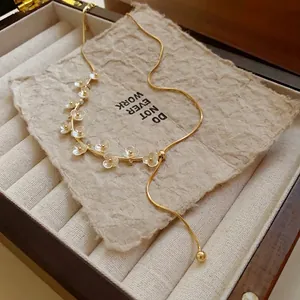 Collier Pendentif Fleur Plaque Or avec Strass et Perle Artificielle pour Femme Bijoux de Style Coréen Chaine de Clavicule