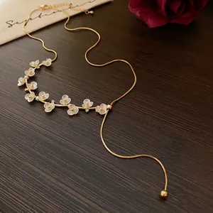 Élégant collier de clavicule plaqué or avec breloques fleurs blanches et petites perles