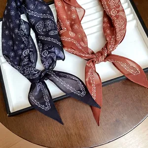 Bandeau élégant en soie rétro française avec imprimé paisley bleu marine et marron caramel