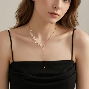 Élégant collier de fleurs plaqué or véritable avec de délicats accents de perles pour femme