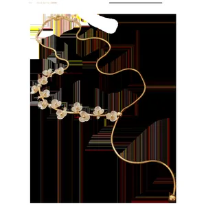 Collier fleur plaqué or avec perles et strass, style choker minimaliste.