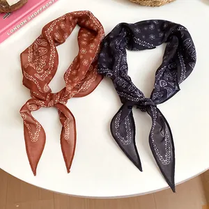 Vue détaillée de deux bandanas vintage français imprimés paisley en marron et noir.