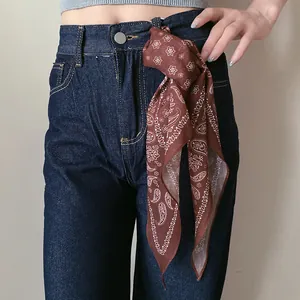 Foulard imprimé cachemire marron rétro attaché à un jean comme accessoire de taille