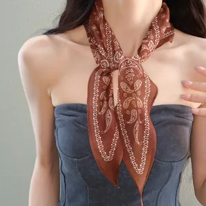 Élégant foulard en soie à motif cachemire noué comme accessoire de cou stylé pour femme