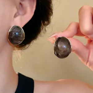 Elegantes pendientes de resina vintage con patrón de remolino ahumado y bisel dorado