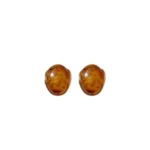 Pendientes de botón geométricos de resina veteada ámbar vintage con engaste dorado