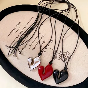 Minimalistische unregelmäßige Herz Halskette mit verstellbarem Lederband in Silber Rot Schwarz
