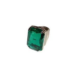 Anello aperto argentato stile vintage con grande pietra quadrata verde smeraldo