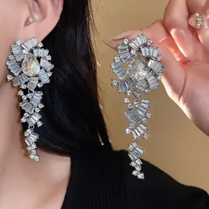 Luxe Legering Waterdruppel Hangoorbellen Met Zilveren Oorsteker Westerse Strass Ingelegde Feest Sieraden Voor Vrouwen Zilver