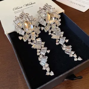 Glamoureuze zilveren druppeloorbellen met strass en geometrische kristallen