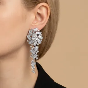 Glamoureuze zilveren druppeloorbellen met fonkelende baguette-strass