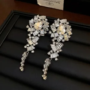 Opvallende zilveren oorbellen met waterdruppelkristallen en strass-patchwork.